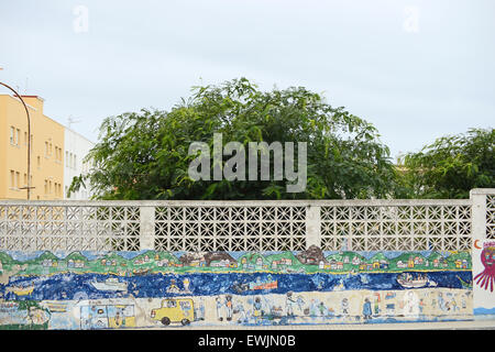 TARIFA, SPANIEN, 23. NOVEMBER 2013. Eine Wandmalerei in einer Wand in der Hauptstraße von Tarifa, Spanien, am 23. November 2013. Stockfoto