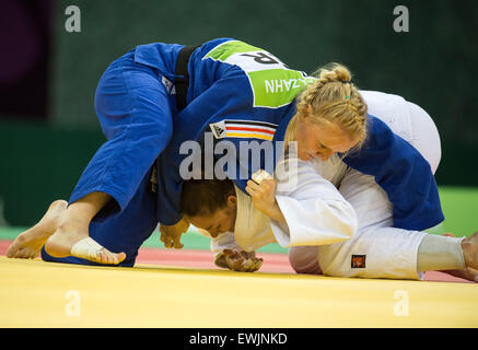 Baku, Aserbaidschan. 27. Juni 2015. Deutschlands Luise Malzahn (blau) konkurriert in der Frauen-78 kg Finale mit Marhinde Verkehr der Niederlande an der Baku 2015 europäischen Spiele in der Heydar Aliyev Arena in Baku, Aserbaidschan, 27. Juni 2015. Foto: Bernd Thissen/Dpa/Alamy Live News Stockfoto