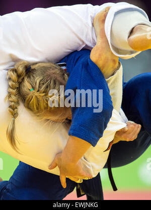 Baku, Aserbaidschan. 27. Juni 2015. Deutschlands Luise Malzahn (blau) konkurriert in der Frauen-78 kg Finale mit Marhinde Verkehr der Niederlande an der Baku 2015 europäischen Spiele in der Heydar Aliyev Arena in Baku, Aserbaidschan, 27. Juni 2015. Foto: Bernd Thissen/Dpa/Alamy Live News Stockfoto