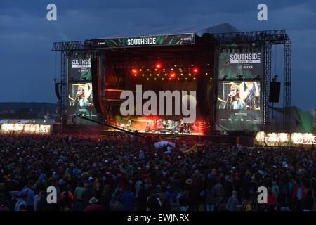 Vor der grünen Bühne auf dem Southside Festival in Neuhausen Ob Eck, Deutschland, 19. Juni 2015 haben sich Menschen versammelt. Rund 60.000 Besucher wurden erwartet das Festival vom 19 Juni bis 21. Juni 2015 abgehalten. Foto: Felix Kaestle/dpa Stockfoto