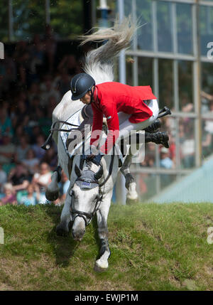 Hickstead, UK. 27. Juni 2015.  Ellen WHITAKER [GBR] Reiten LE BEAU nimmt einen Sturz während der britischen Speed-Derby für die Liz Dudden Memorial Trophy. Hickstead Derby treffen.  Stephen Bartholomäus / Stephen Bartholomäus Fotografie. Bildnachweis: Stephen Bartholomäus/Alamy Live-Nachrichten Stockfoto