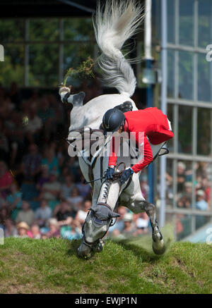 Hickstead, UK. 27. Juni 2015.  Ellen WHITAKER [GBR] Reiten LE BEAU nimmt einen Sturz während der britischen Speed-Derby für die Liz Dudden Memorial Trophy. Hickstead Derby treffen.  Stephen Bartholomäus / Stephen Bartholomäus Fotografie. Bildnachweis: Stephen Bartholomäus/Alamy Live-Nachrichten Stockfoto