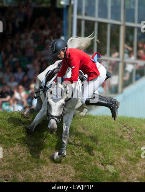 Hickstead, UK. 27. Juni 2015.  Ellen WHITAKER [GBR] Reiten LE BEAU nimmt einen Sturz während der britischen Speed-Derby für die Liz Dudden Memorial Trophy. Hickstead Derby treffen.  Stephen Bartholomäus / Stephen Bartholomäus Fotografie. Bildnachweis: Stephen Bartholomäus/Alamy Live-Nachrichten Stockfoto