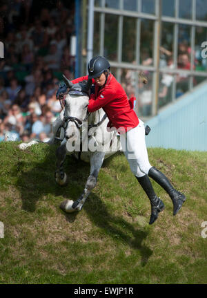 Hickstead, UK. 27. Juni 2015.  Ellen WHITAKER [GBR] Reiten LE BEAU nimmt einen Sturz während der britischen Speed-Derby für die Liz Dudden Memorial Trophy. Hickstead Derby treffen.  Stephen Bartholomäus / Stephen Bartholomäus Fotografie. Bildnachweis: Stephen Bartholomäus/Alamy Live-Nachrichten Stockfoto