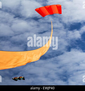 Morecambe, Lancashire, Großbritannien, 27. Juni 2015. Rote und gelbe Drachen Fangen den Wind. Ein Kite Festival ein jährliches Festival an der Küste von Morecambe, bei dem der Himmel den ganzen Tag lang voller spektakulärer Formen, Farben und Kreationen ist. Gezeigt wurden einzeilige Drachen aller Art und Größen, darunter ein massiver, 30 Meter langer aufblasbarer Octopus, fliegende Showkites, Hunde und sogar Fische. Außerdem 2-zeilige und 4-zeilige Stuntkites. Stockfoto