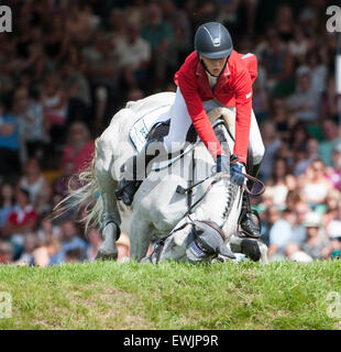 Hickstead, UK. 27. Juni 2015.  Ellen WHITAKER [GBR] Reiten LE BEAU nimmt einen Sturz während der britischen Speed-Derby für die Liz Dudden Memorial Trophy. Hickstead Derby treffen.  Stephen Bartholomäus / Stephen Bartholomäus Fotografie. Bildnachweis: Stephen Bartholomäus/Alamy Live-Nachrichten Stockfoto