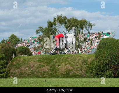 Hickstead, UK. 27. Juni 2015.  Ellen WHITAKER [GBR] Reiten LE BEAU nimmt einen Sturz während der britischen Speed-Derby für die Liz Dudden Memorial Trophy. Hickstead Derby treffen.  Stephen Bartholomäus / Stephen Bartholomäus Fotografie. Bildnachweis: Stephen Bartholomäus/Alamy Live-Nachrichten Stockfoto