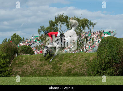 Hickstead, UK. 27. Juni 2015.  Ellen WHITAKER [GBR] Reiten LE BEAU nimmt einen Sturz während der britischen Speed-Derby für die Liz Dudden Memorial Trophy. Hickstead Derby treffen.  Stephen Bartholomäus / Stephen Bartholomäus Fotografie. Bildnachweis: Stephen Bartholomäus/Alamy Live-Nachrichten Stockfoto