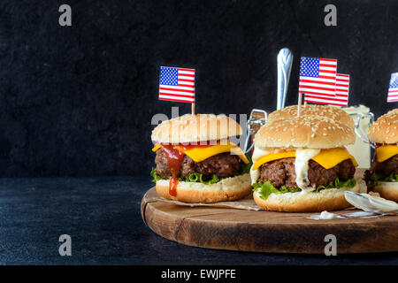 Greound Mini-Burger mit Rindfleisch auf Holzbrett, Tiefenschärfe und Leerzeichen Stockfoto