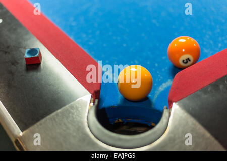 Ball in der Nähe von Ecktasche der Billardtisch Stockfoto