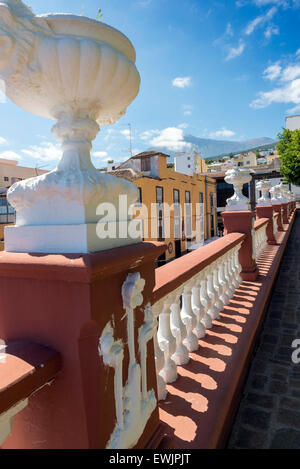 Balustrade mit Blumentöpfen auf Teneriffa Icod Stadt. Im Hintergrund ist der Teide, ein erloschener Vulkan Stockfoto