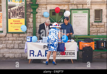 Swanage, Dorset, UK Samstag 27. Juni. Purbeck im Krieg und Streitkräfte Wochenende bei Swanage Railway Train station Credit: Carolyn Jenkins/Alamy Live News Stockfoto