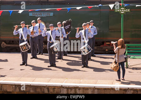 Swanage, Dorset, UK Samstag 27. Juni. Purbeck an Krieg und Streitkräfte Wochenende in Swanage Railway Bahnhof - 2433 (Ramsgate und Manston) Squadron RAF Air Cadets Band durchführen, um die Massen vor Schlacht von Großbritannien Klasse Lok 34070 Manston am Display Credit: Carolyn Jenkins/Alamy Live News Stockfoto