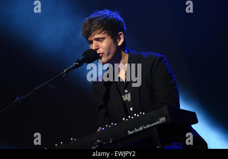 Berlin, Deutschland. 30. Mai 2015. Britischer Musiker James Blake auf der Bühne beim "Berlin Festival 2015" in Berlin, Deutschland, 30. Mai 2015. Foto: Britta Pedersen/Dpa/Alamy Live News Stockfoto