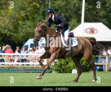 Hickstead, UK. 27. Juni 2015.  Kerl WILLIAMS [GBR] Reiten CASPER DE MUZE The British Speed-Derby für die Liz Dudden Memorial Trophy zu gewinnen und eine Rekordzeit für die Veranstaltung. Hickstead Derby treffen.  Stephen Bartholomäus / Stephen Bartholomäus Fotografie. Bildnachweis: Stephen Bartholomäus/Alamy Live-Nachrichten Stockfoto