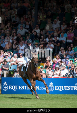 Hickstead, UK. 27. Juni 2015.  Kerl WILLIAMS [GBR] Reiten CASPER DE MUZE The British Speed-Derby für die Liz Dudden Memorial Trophy zu gewinnen und eine Rekordzeit für die Veranstaltung. Hickstead Derby treffen.  Stephen Bartholomäus / Stephen Bartholomäus Fotografie. Bildnachweis: Stephen Bartholomäus/Alamy Live-Nachrichten Stockfoto