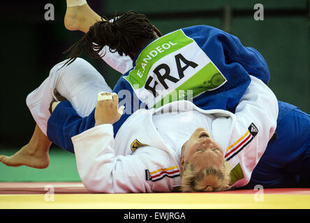 Baku, Aserbaidschan. 27. Juni 2015. Deutschlands Jasmin Kuelbs (weiß) konkurriert in der Frauen 78kg Finale mit Emilie Andeol Frankreichs bei den Baku 2015 europäischen spielen in Heydar Aliyev Arena in Baku, Aserbaidschan, 27. Juni 2015. Foto: Bernd Thissen/Dpa/Alamy Live News Stockfoto