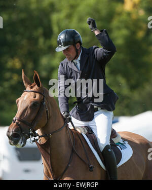 Hickstead, UK. 27. Juni 2015.  Guy WILLIAMS [GBR] feiert nach seinem Essen Runde auf CASPER DE MUZE, The British Speed-Derby für die Liz Dudden Memorial Trophy zu gewinnen und eine Rekordzeit für die Veranstaltung. Hickstead Derby treffen.  Stephen Bartholomäus / Stephen Bartholomäus Fotografie. Bildnachweis: Stephen Bartholomäus/Alamy Live-Nachrichten Stockfoto