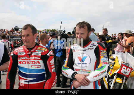 Goodwood West Sussex, UK. 27. Juni 2015. John McGuinness und Bruce Ansty, Isle of Man TT Fahrer, Goodwood, UK, 27. Juni 2015 Credit: Rallye-Pics.com/Alamy Live News Stockfoto