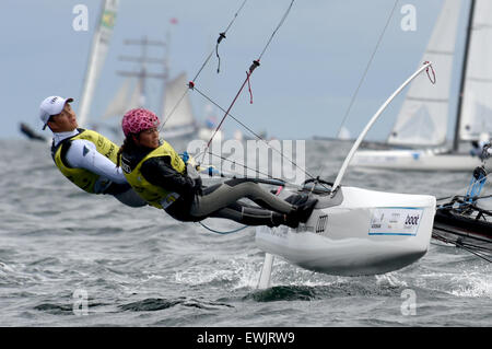 Paul Kohlhoff und Carolina Werner, nachfolgende Gewinner in der Nacra 17-Klasse, während einer Regatta auf der Ostsee in der Nähe von Kiel, Deutschland, 22. Juni 2015. Rund 3 Millionen Besucher wurden erwartet, die weltweit größte Segel-Event vom 20 Juni bis 28. Juni 2015 abgehalten. Foto: CARSTEN REHDER/dpa Stockfoto