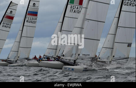 Boote der Nacra 17-Klasse während einer Regatta auf der Ostsee in der Nähe von Kiel, Deutschland, 24. Juni 2015. Rund 3 Millionen Besucher wurden erwartet, die weltweit größte Segel-Event vom 20 Juni bis 28. Juni 2015 abgehalten. Foto: CARSTEN REHDER/dpa Stockfoto