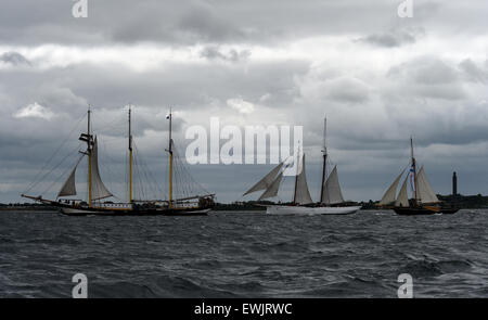 Traditionelle Segelboote sind an der Ostsee in der Nähe von Kiel, Deutschland, 24. Juni 2015 abgebildet. Rund 3 Millionen Besucher wurden erwartet, die weltweit größte Segel-Event vom 20 Juni bis 28. Juni 2015 abgehalten. Foto: CARSTEN REHDER/dpa Stockfoto