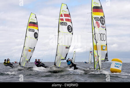 Boote der 49-Klasse während einer Regatta auf der Ostsee in der Nähe von Kiel, Deutschland, 24. Juni 2015. Rund 3 Millionen Besucher wurden erwartet, die weltweit größte Segel-Event vom 20 Juni bis 28. Juni 2015 abgehalten. Foto: CARSTEN REHDER/dpa Stockfoto