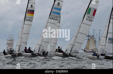 Boote der Nacra 17-Klasse während einer Regatta auf der Ostsee in der Nähe von Kiel, Deutschland, 24. Juni 2015. Rund 3 Millionen Besucher wurden erwartet, die weltweit größte Segel-Event vom 20 Juni bis 28. Juni 2015 abgehalten. Foto: CARSTEN REHDER/dpa Stockfoto