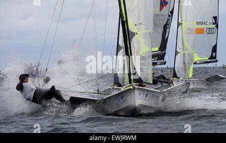 Gianmarco Togni und Umberto Crivelli Italiens während einer 49 Klasse Regatta auf der Ostsee nahe Kiel, Deutschland, 24. Juni 2015. Rund 3 Millionen Besucher wurden erwartet, die weltweit größte Segel-Event vom 20 Juni bis 28. Juni 2015 abgehalten. Foto: CARSTEN REHDER/dpa Stockfoto