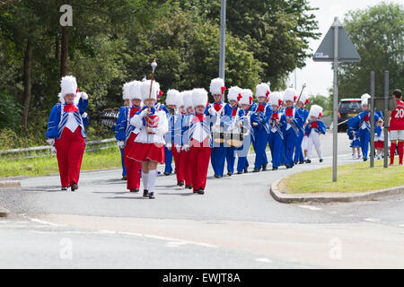 Blaskapelle St. Clears Carnival Juni 2015 in Pembrokeshire Wales.  Stadt-Parade. Stockfoto