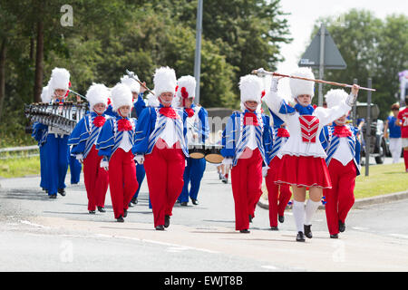 Blaskapelle St. Clears Carnival Juni 2015 in Pembrokeshire Wales.  Stadt-Parade. Stockfoto