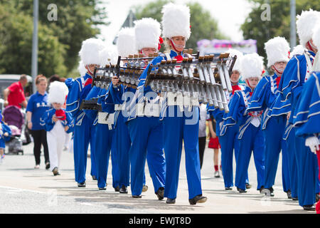 Blaskapelle St. Clears Carnival Juni 2015 in Pembrokeshire Wales.  Stadt-Parade. Stockfoto