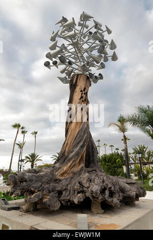 PUERTO DE LA CRUZ, Teneriffa, Kanarische Inseln, Spanien - 19. Juni 2015: Skulptur des Künstlers Cesar Manrique Marke Juguete del V Stockfoto