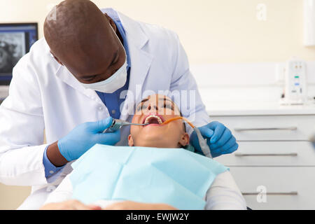 hübsche Patienten ihre Zähne gereinigt, indem die Hygieniker Stockfoto