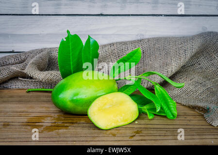 Grüne Mango auf einem Holztisch Stockfoto