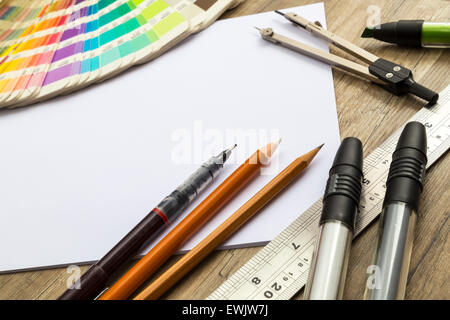 Skizzieren Tools, Bleistifte, Kugelschreiber und Papier auf einem hölzernen Schreibtisch. Designer oder Künstler Ausrüstung Stockfoto