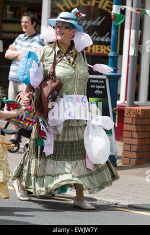 Stadtstreicherin verkleidet St Clears Carnival Juni 2015 in Pembrokeshire Wales.  Stadt-Parade. Stockfoto