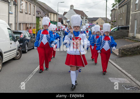 Blaskapelle St. Clears Carnival Juni 2015 in Pembrokeshire Wales.  Stadt-Parade. Stockfoto