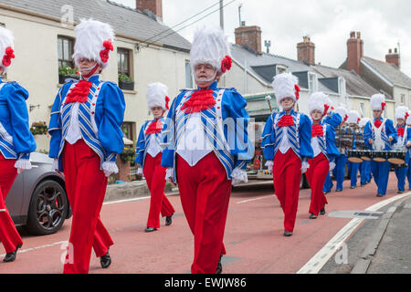 Blaskapelle St. Clears Carnival Juni 2015 in Pembrokeshire Wales.  Stadt-Parade. Stockfoto