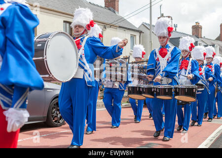 Blaskapelle St. Clears Carnival Juni 2015 in Pembrokeshire Wales.  Stadt-Parade. Stockfoto