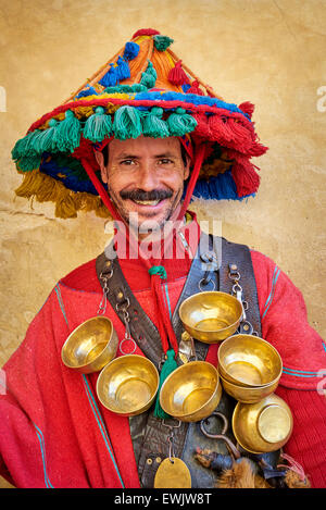 Porträt der Wasserträger in seiner typischen Uniform, Marrakesch, Marokko, Afrika Stockfoto