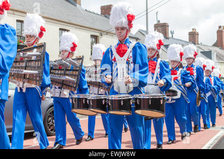 Blaskapelle St. Clears Carnival Juni 2015 in Pembrokeshire Wales.  Stadt-Parade. Stockfoto