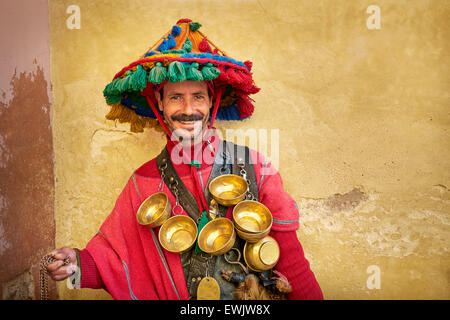 Wasserträger in seiner typischen Uniform, Marrakesch, Marokko, Afrika Stockfoto