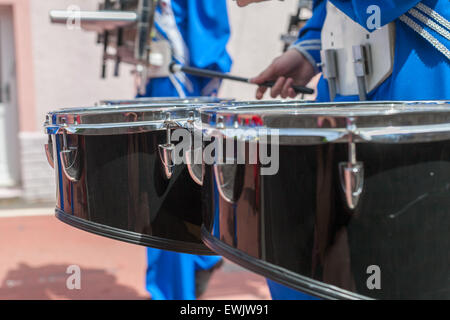 Nahaufnahme einer marching Band Trommel St Clears Carnival Juni 2015 in Pembrokeshire Wales gespielt wird.  Stadt-Parade. Stockfoto