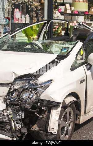 Ein Autounfall in Ambleside, Großbritannien, mit dem Dach abgeschnitten, das Auto, den Fahrer zu befreien. Stockfoto