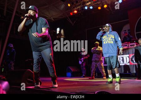 Milwaukee, Wisconsin, USA. 25. Juni 2015. Rapper CHUCK D (L) und FLAVOR FLAV von Public Enemy führen Sie live auf der Bühne auf dem Sommerfest Music Festival in Milwaukee, Wisconsin © Daniel DeSlover/ZUMA Draht/Alamy Live News Stockfoto