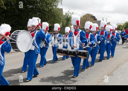 Blaskapelle St. Clears Carnival Juni 2015 in Pembrokeshire Wales.  Stadt-Parade. Stockfoto