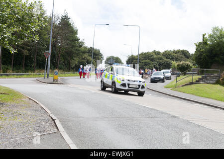 Die Polizei eskortierte die Blaskapelle St. Clears Carnival Juni 2015 in Pembrokeshire Wales.  Stadt-Parade. Stockfoto