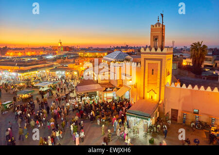 Djemaa el-Fna Platz bei Dämmerung, Marrakesch, Marokko, Afrika Stockfoto