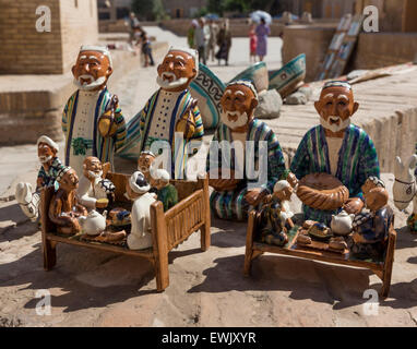 Keramik-Statuen der usbekischen älteren zum Verkauf in Chiwa, Usbekistan Stockfoto